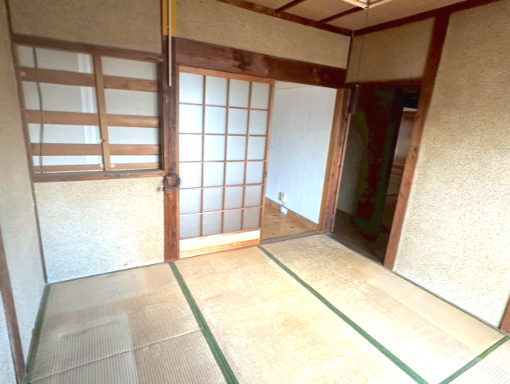 船木（高祖）　中古戸建の和室|日本の住まいの良さを感じる、端正な作りの和室。和室が複数あるため、来客時の宿泊スペースとしても余裕を持って対応できます。静かな環境を活かし、読書や瞑想など自分だけの時間を楽しむのにも適した場所。