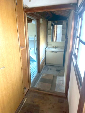 船木（高祖）　中古戸建の洗面所|【洗面】必要な機能が凝縮された、コンパクトで使いやすい洗面コーナー。整理整頓がしやすい設計で、毎日使う小物をすっきり収納できます。