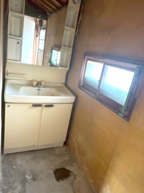 船木（高祖）　中古戸建の洗面所|【洗面台】使い勝手の良いシンプルな洗面台を配置。清潔感のある洗面空間は、毎日の手洗いや身だしなみチェックを快適にします。