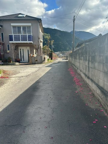 船木（高祖）　中古戸建の前面道路含む現地写真|【東側接道を南向きに撮影】帰宅時に山が見えるので自然豊かな環境で過ごされたい方におすすめです。
