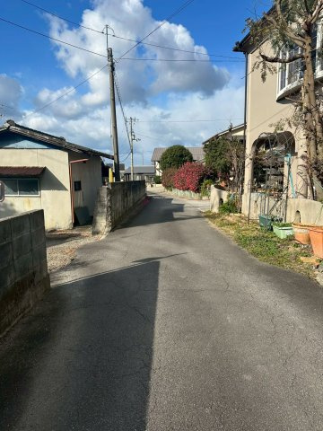 船木（高祖）　中古戸建の前面道路含む現地写真|【東側接道を北向きに撮影】隣地との間隔が空いているので日当たり良好です。