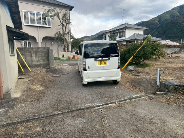 船木（高祖）　中古戸建の駐車場|【駐車場】車3台分の駐車スペースがあります。車から降りたら山が見える自然豊かな環境です。