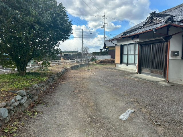 船木（高祖）　中古戸建の駐車場|【駐車場】南側に駐車スペース確保できており、居室の日当たりも良好です。周囲の緑や山々の景色と美しく調和し、どこか懐かしく温かい印象を与えます。