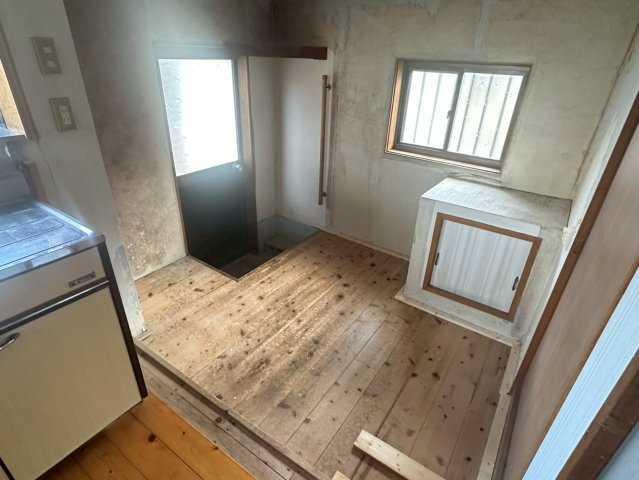 船木（高祖）　中古戸建の内装|【内装】キッチン横のフリースペースです。勝手口と窓があるので自然の光が入ってきます。料理後のくつろぎスペースとしても活用できます。