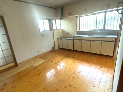 船木（高祖）　中古戸建のキッチン|【DK】があることで圧迫感を感じさせず、気持ちよく家事をこなせるキッチン。レトロな雰囲気の中にも使いやすさを備えています。
