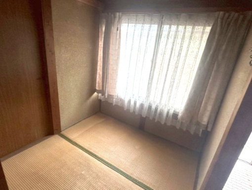 船木（高祖）　中古戸建の和室|【和室】和室2帖の部屋があり、ちょっとした休憩スペースが確保できます。南側の窓から自然の光が入ってきて落ち着ける空間です。