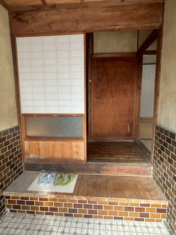 船木（高祖）　中古戸建の玄関|【玄関】昔ながらの玄関で広々としているので使いやすいです。廊下との間に襖があるのでプライベートな空間を確保できます。