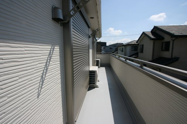 ㈱いづみや東大成町住宅のバルコニー|外からの目が気にならないバルコニーで洗濯物が干せます