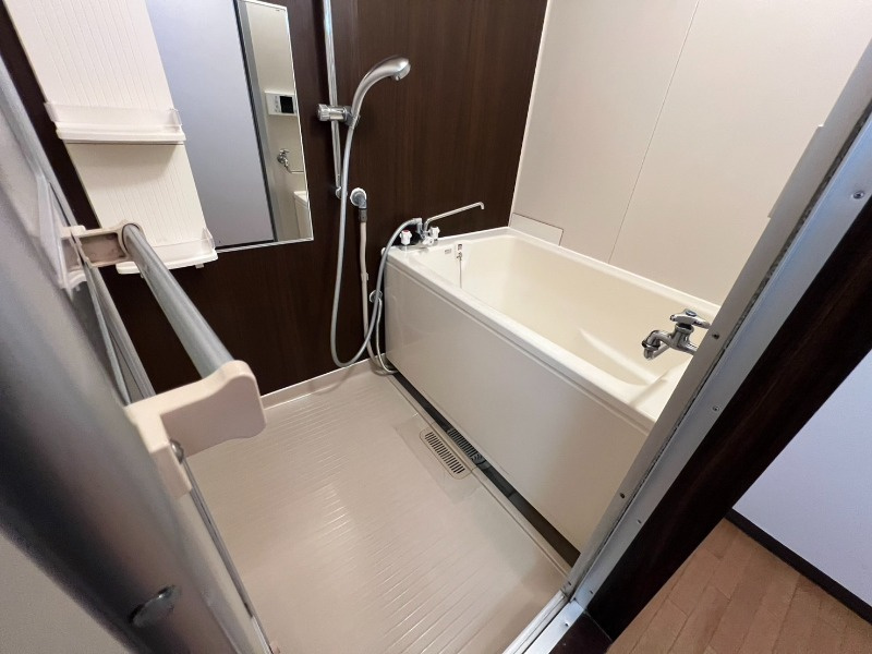 さいたま市緑区大字中尾のアパートの浴室|落ち着いた空間のお風呂です