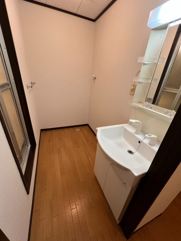 さいたま市緑区大字中尾のアパートの洗面所|広い洗面スペース