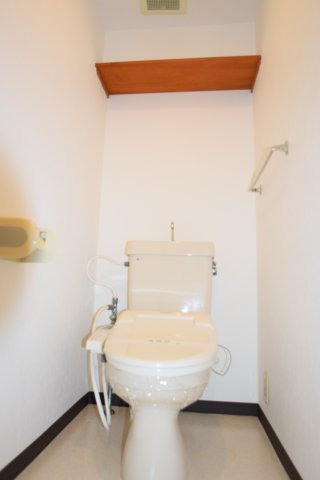 シェリール北原台のトイレ|前回募集時の写真です。温水洗浄便座は残置です。
家具等はつきません