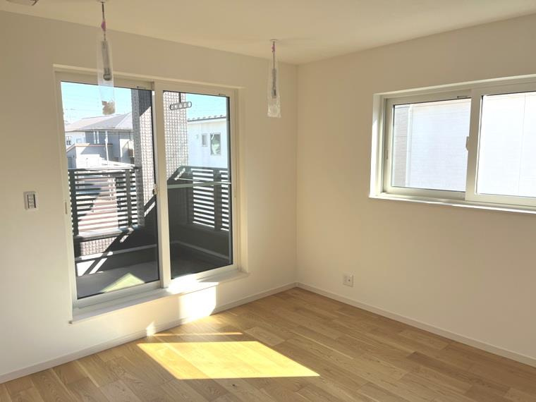 大門戸建の内装|明るい室内です