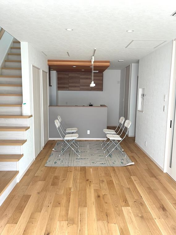 大門戸建の居間・リビング|こちらのリビングで趣味の時間をお楽しみください