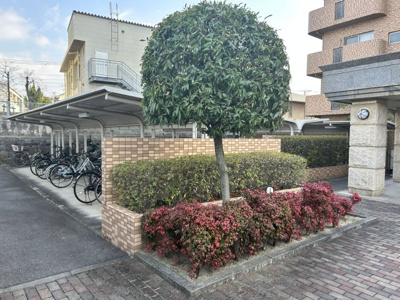 【外観】 | サントノーレ大牟田 | 整理整頓された駐輪場。管理の行き届いた共用部は安心の証