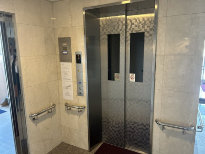 【その他共用部分】 | サントノーレ大牟田 | ベビーカーも楽々。ゆとりある広さを確保した乗り場空間