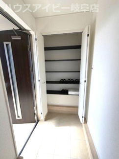 【玄関】 | 瑞穂市野田新田新築建売残り1棟！お車並列5台以上可能！広めのインナーバルコニーのあるお家！ | 瑞穂市野田新田新築建売残り1棟！お車並列5台以上可能！広めのインナーバルコニーのあるお家！