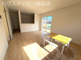 【居間・リビング】 | 瑞穂市野田新田新築建売残り1棟！お車並列5台以上可能！広めのインナーバルコニーのあるお家！ | 瑞穂市野田新田新築建売残り1棟！お車並列5台以上可能！広めのインナーバルコニーのあるお家！
