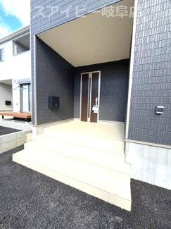 【玄関】 | 瑞穂市野田新田新築建売残り1棟！お車並列5台以上可能！広めのインナーバルコニーのあるお家！ | 瑞穂市野田新田新築建売残り1棟！お車並列5台以上可能！広めのインナーバルコニーのあるお家！
