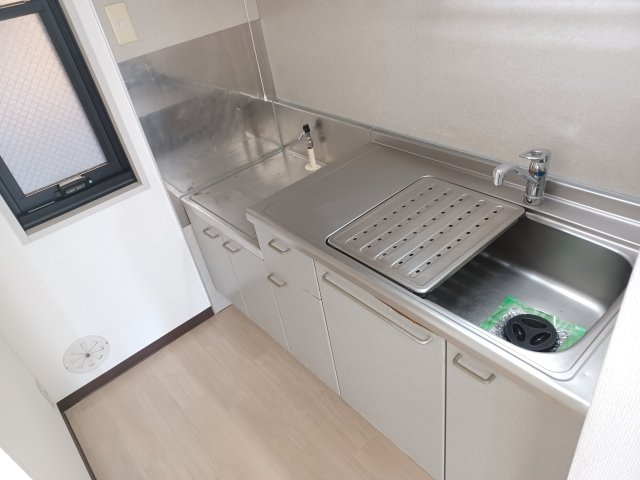 エマーユ・ピノのキッチン|コンパクトなキッチンで掃除もラクラク