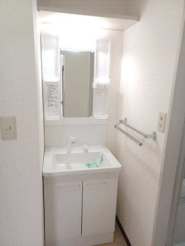 エマーユ・ピノの独立洗面台|独立洗面台、小物を置くことができて便利です