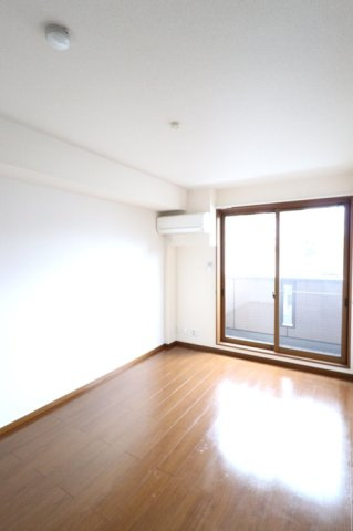 ファミール河内の居間・リビング