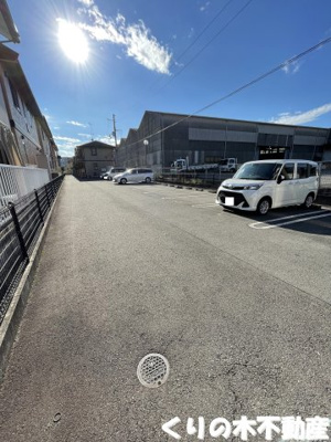 【駐車場】 | グランデＫ．Ｂ | 駐車場があるので、車を買う予定の方も安心です
