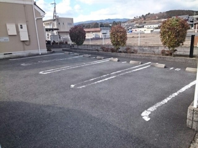 【駐車場】 | オネスティ | 駐車場があるので、車を買う予定の方も安心です