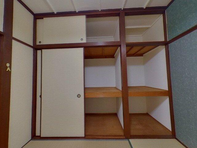 押入