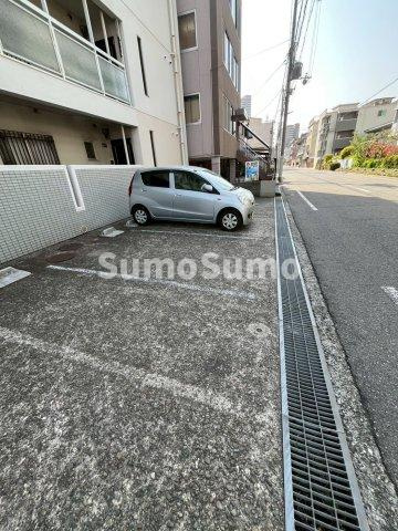 クリアスカイ立花の駐車場|車をお持ちの方に嬉しい駐車場付きの物件です