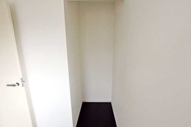 テラシエ浜甲子園1丁目新築一戸建て│4LDK+駐車２台可の収納|-2階洋室4.3帖-
家庭のライフスタイルに合わせた収納が可能。空間に圧迫感が少なく、お部屋をすっきり広く見せてくれます。
