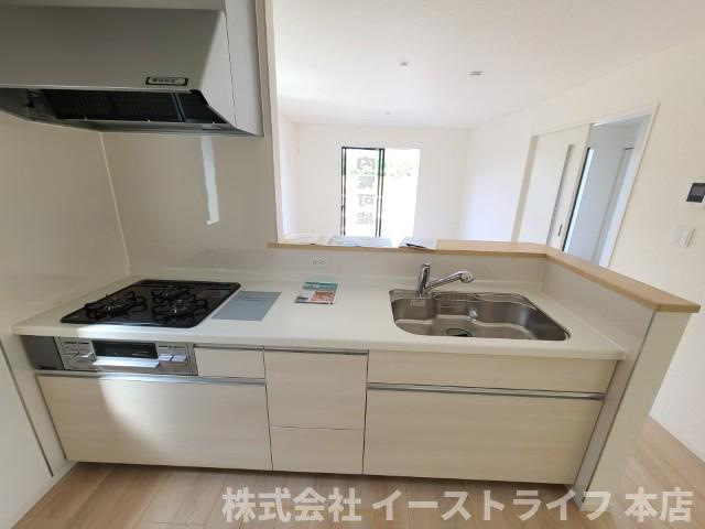 【新築戸建】　いわき市錦町第31　ラスト1棟！のキッチン|1号棟写真　対面キッチンは家族とのコミュニケーションをとりながらお料理できるのが魅力です♪とくに小さなお子さんを持つご家庭では、調理中もお子さんの様子をみられるので大きな安心に繋がりますね♪