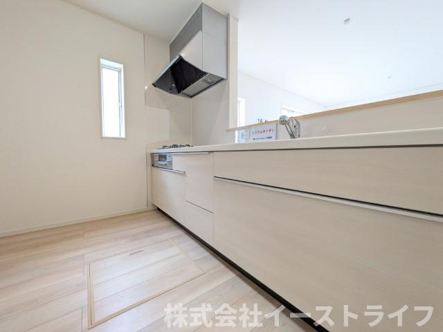 【新築戸建】　いわき小名浜大原第9のキッチン|対面キッチンは家族とのコミュニケーションをとりながらお料理できるのが魅力です♪とくに小さなお子さんを持つご家庭では、調理中もお子さんの様子をみられるので大きな安心に繋がりますね♪