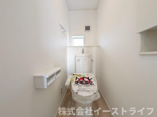 【新築戸建】　いわき小名浜大原第9のトイレ|落ち着いた色調のトイレで、温水洗浄機能付き便座です
