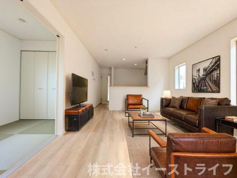 【新築戸建】　いわき小名浜大原第9の居間・リビング|LDKに家具を配置したイメージ画像です。
※本画像はCGで作成しており、実際に現地に 家具は置かれておりません。また、価格に 家具は含まれておりません。