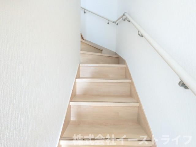 【新築戸建】　いわき小名浜大原第9の内装|階段スペースです。手すりが付いているので安心です。