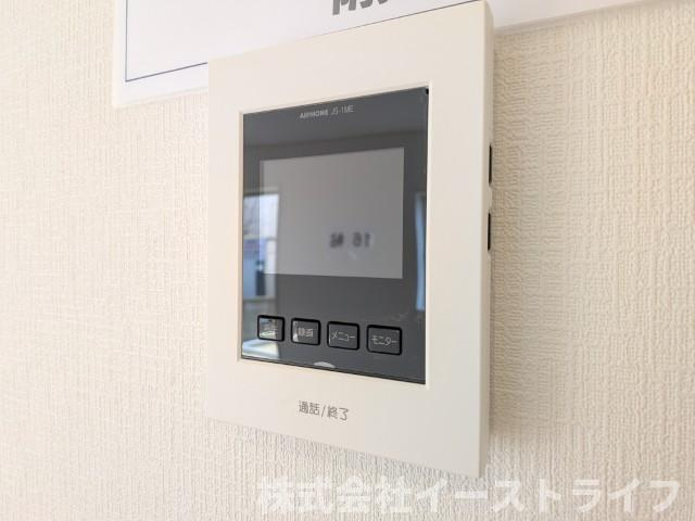 【新築戸建】　いわき小名浜大原第9のセキュリティ|テレビモニター付きインターフォンです。玄関のドアを開けることなく来客の顔や声を確認できるため、トラブルの防止につながります。