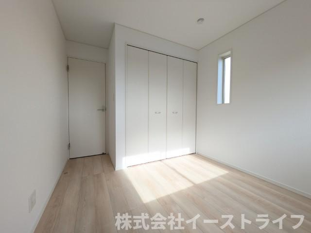 【新築戸建】　いわき小名浜大原第9の洋室|洋室は和室と比べて家具を置いたり敷物を敷いたりと、カスタマイズ性が高いので、自分の好みの部屋にしやすいです♪