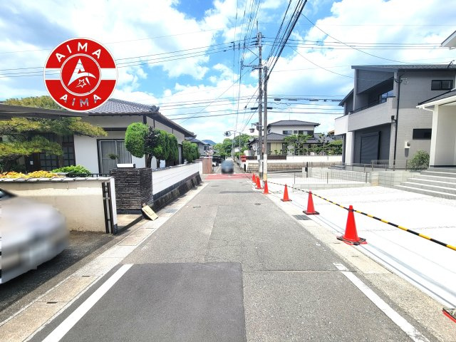 太宰府市五条6丁目第3-2棟（2号棟）の前面道路含む現地写真|前面道路は閑静な住宅地をはしる車通りの少ない道路。お車の出し入れが苦手なママや小さなお子様にも安心ですね。しっかり舗装もされているので、ベビーカーや自転車で通っても快適に通行できます。