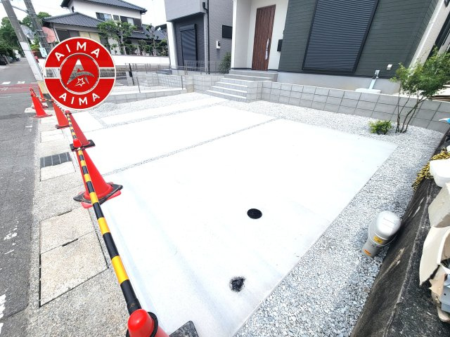 太宰府市五条6丁目第3-2棟（2号棟）の駐車場|広々した駐車場になります。3台並列駐車となります。