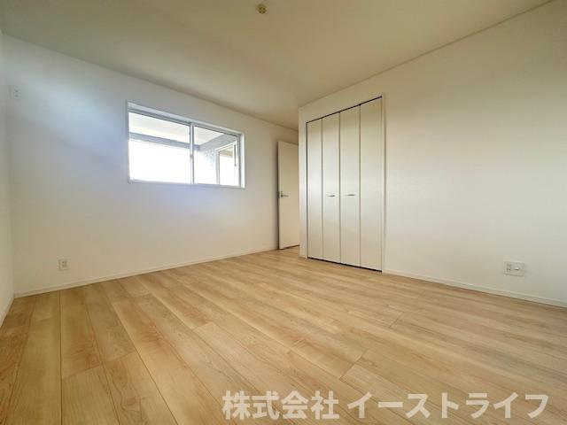 【新築戸建】　いわき市内郷内町第7　全1棟の寝室|同社施工写真　フローリングのお部屋は耐久性があり傷が付きにくいので、一般的な使用ではメンテナンスはあまり必要ありません。また、汚れたらさっとふき取るだけで、きれいな場外を保つことができます。