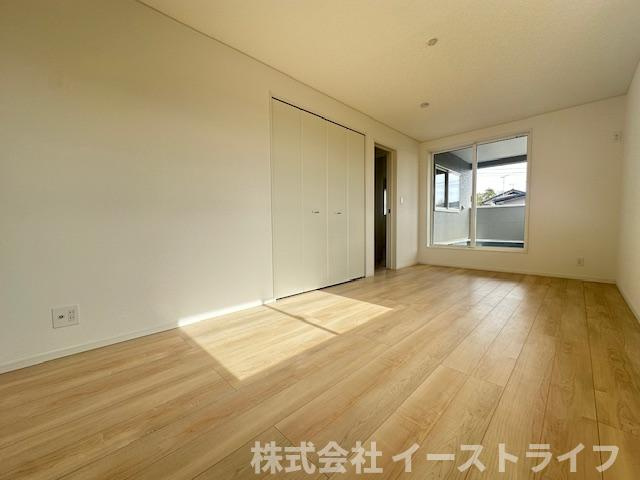 【新築戸建】　いわき市内郷内町第7　全1棟の子供部屋|同社施工写真　家具などのインテリアともマッチしておしゃれ感が出しやすく、身の回りの整理がしやすいのも洋室の魅力です◎