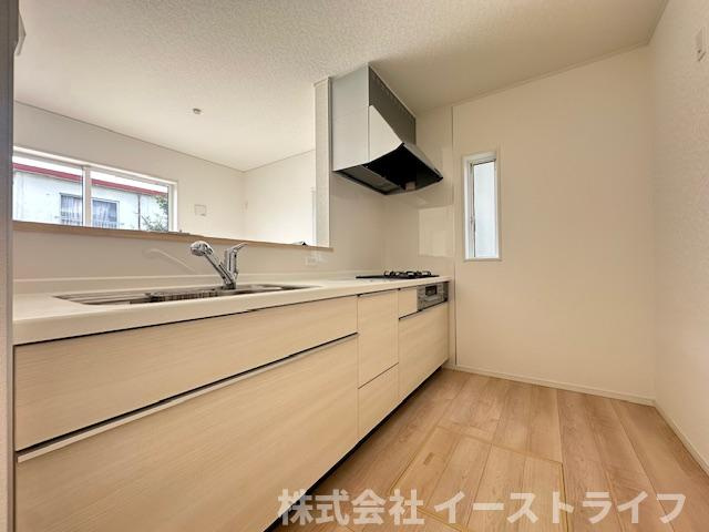 【新築戸建】　いわき市内郷内町第7　全1棟のキッチン|同社施工写真　対面キッチンは家族とのコミュニケーションをとりながらお料理できるのが魅力です♪とくに小さなお子さんを持つご家庭では、調理中もお子さんの様子をみられるので大きな安心に繋がりますね♪
