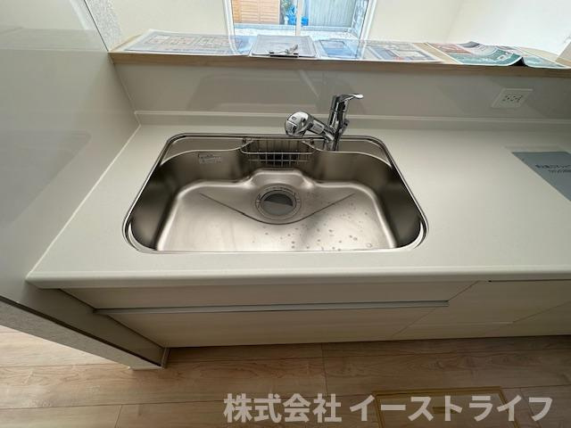 【新築戸建】　いわき市内郷内町第7　全1棟のキッチン|同社施工写真　浄水器一体型水栓です◎対面式キッチンなので、リビングルームにいるご家族の様子を見ながら調理ができ、小さなお子様がいるご家庭でも安心です。
