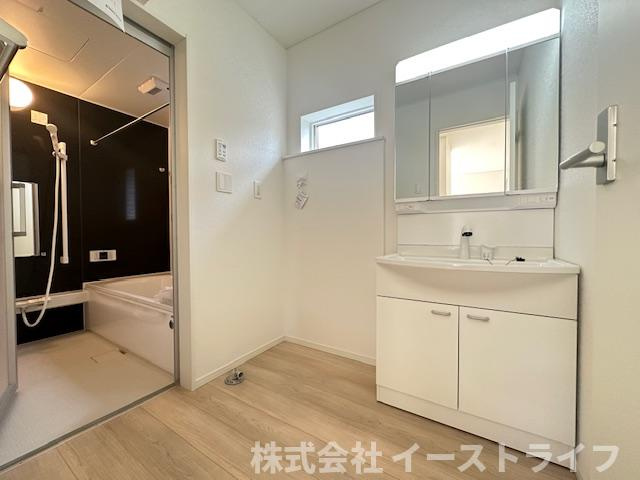 【新築戸建】　いわき市内郷内町第7　全1棟の脱衣所|同社施工写真　朝の身支度に便利な独立洗面台です。3面鏡で鏡の裏には収納スペースがあり、小物などをすっきり片づけることができます。