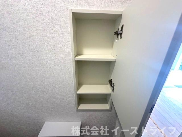 【新築戸建】　いわき市内郷内町第7　全1棟のトイレ|同社施工写真　トイレットペーパーなどを収納できる棚が備え付けてあるので大変便利です！
