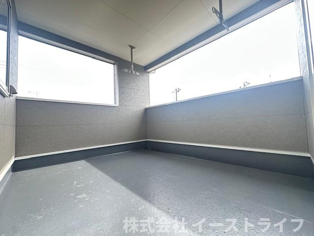 【新築戸建】　いわき市内郷内町第7　全1棟のバルコニー|同社施工写真　インナーバルコニーは広々としていてお洗濯が楽ちんです。また日当たりを好む植物を育てるにはぴったりの空間なので、ガーデニングの場としても楽しむことができます◎
