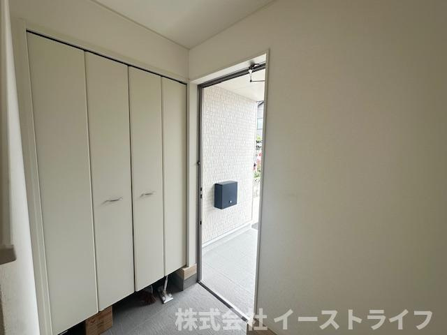 【新築戸建】　いわき市内郷内町第7　全1棟の玄関|同社施工写真　玄関収納は天井いっぱいまであり靴の整理に困りません！