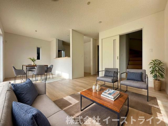 【新築戸建】　いわき市内郷内町第7　全1棟の居間・リビング|同社施工のLDKに家具を配置したイメージ画像です。
※本画像はCGで作成しており、実際に現地に 家具は置かれておりません。また、価格に 家具は含まれておりません。
