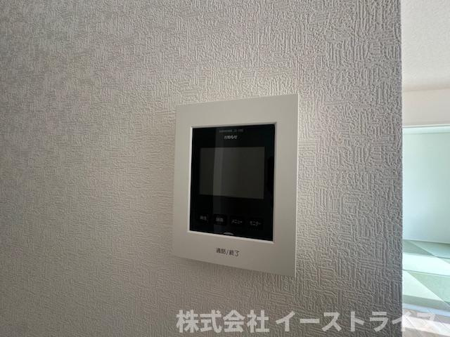 【新築戸建】　いわき市内郷内町第7　全1棟のセキュリティ|同社施工写真　テレビモニター付きインターフォンです。玄関のドアを開けることなく来客の顔や声を確認できるため、トラブルの防止につながります。