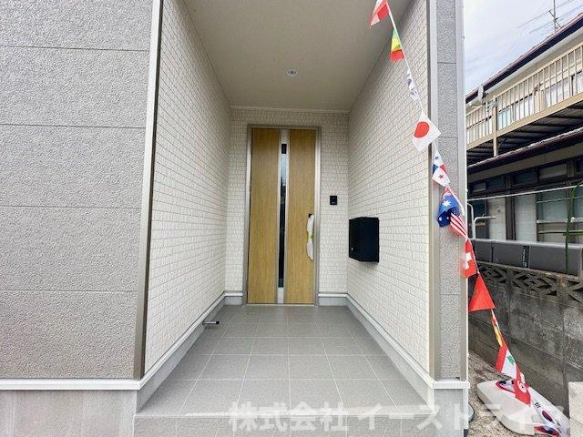 【新築戸建】　いわき市内郷内町第7　全1棟の玄関|同社施工写真　玄関ポーチもある落ち着いた玄関です